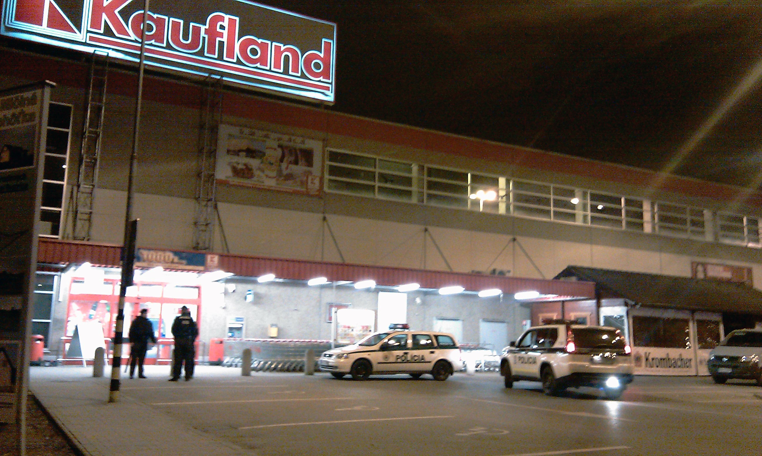 Anonym nahlásil bombu v supermarketoch Kaufland